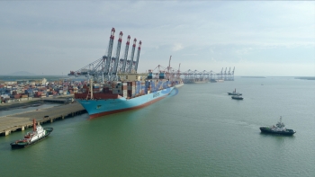 One of the world’s largest container ships successfully docked at Vietnam CMIT port.