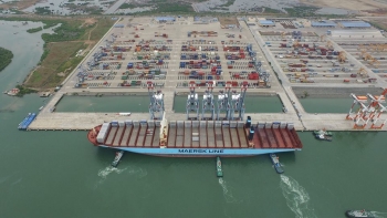 Haivanship tug assist Biggest container ship Margrethe Maersk 400m - 18.000Teu berth at <span class=