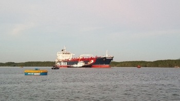 Chuyến tàu đầu tiên cập phao BP-10 HAIVANSHIP.