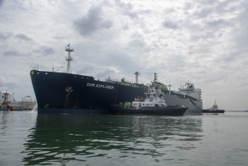 Assisting Gas tanker vessel DOM EXPLORER berthing at PVGAS!