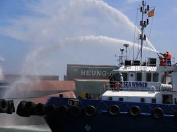 HAIVANSHIP salvage fleet coordinate with SVITZER’s expert to extinguish the fire on MV. HEUNG-A DRAGON