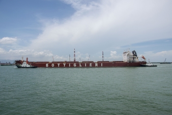 MV. BOTTIGLIERI FLAVIO BORRIELLO berthing at SSIT port