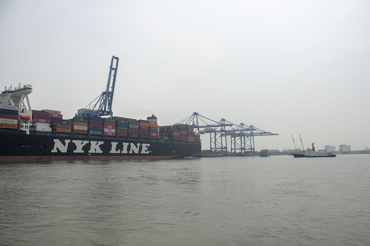 assisting M/V OOCL (369m length) berthing at TCIT port tugboat in vietnam
