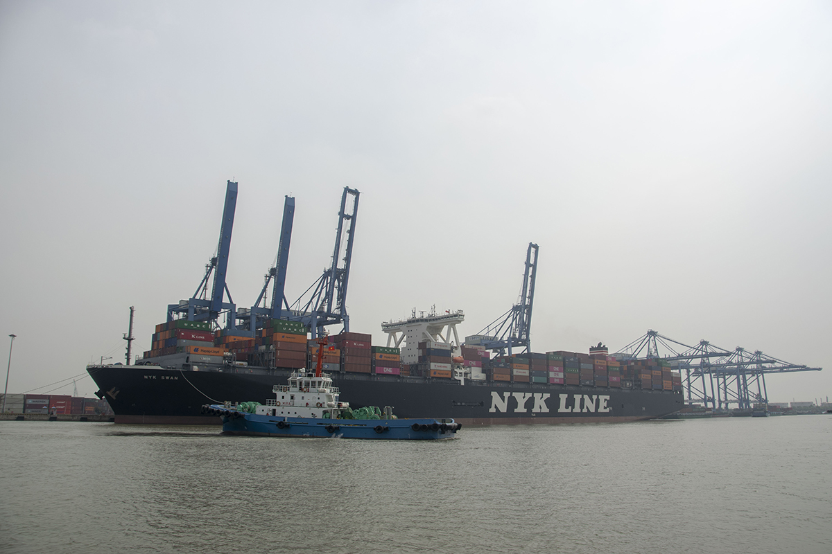 assisting M/V OOCL (369m length) berthing at TCIT port tugboat in vietnam