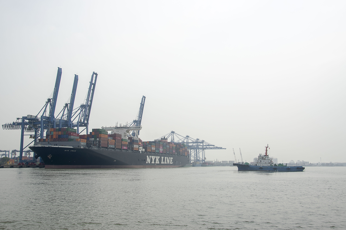 assisting M/V OOCL (369m length) berthing at TCIT port tugboat in vietnam