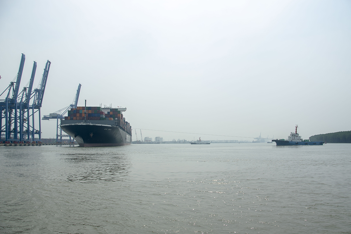 assisting M/V OOCL (369m length) berthing at TCIT port tugboat in vietnam