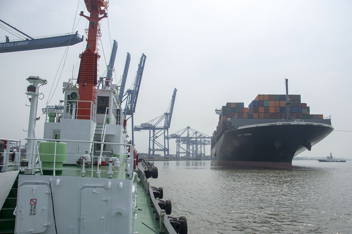 assisting M/V OOCL (369m length) berthing at TCIT port tugboat in vietnam