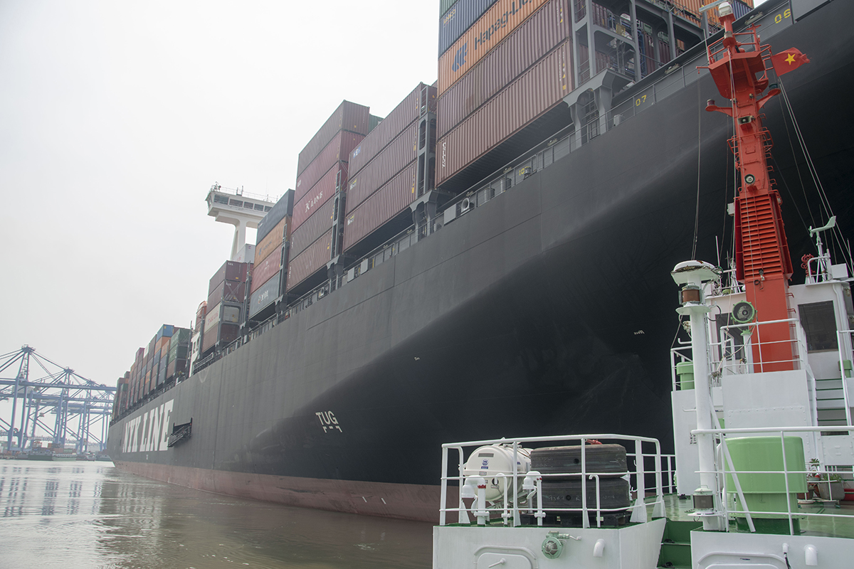 assisting M/V OOCL (369m length) berthing at TCIT port tugboat in vietnam