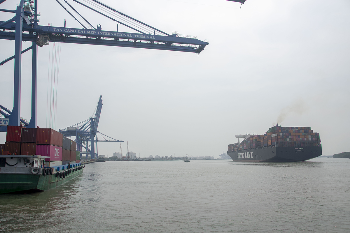 assisting M/V OOCL (369m length) berthing at TCIT port tugboat in vietnam