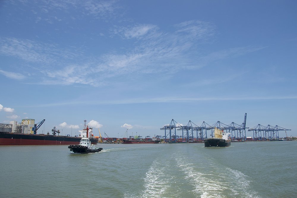 assisting M/V OOCL (369m length) berthing at TCIT port Tugboat in vietnam