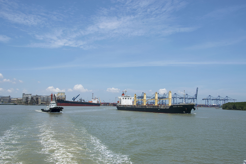 assisting M/V OOCL (369m length) berthing at TCIT port tugboat in vietnam