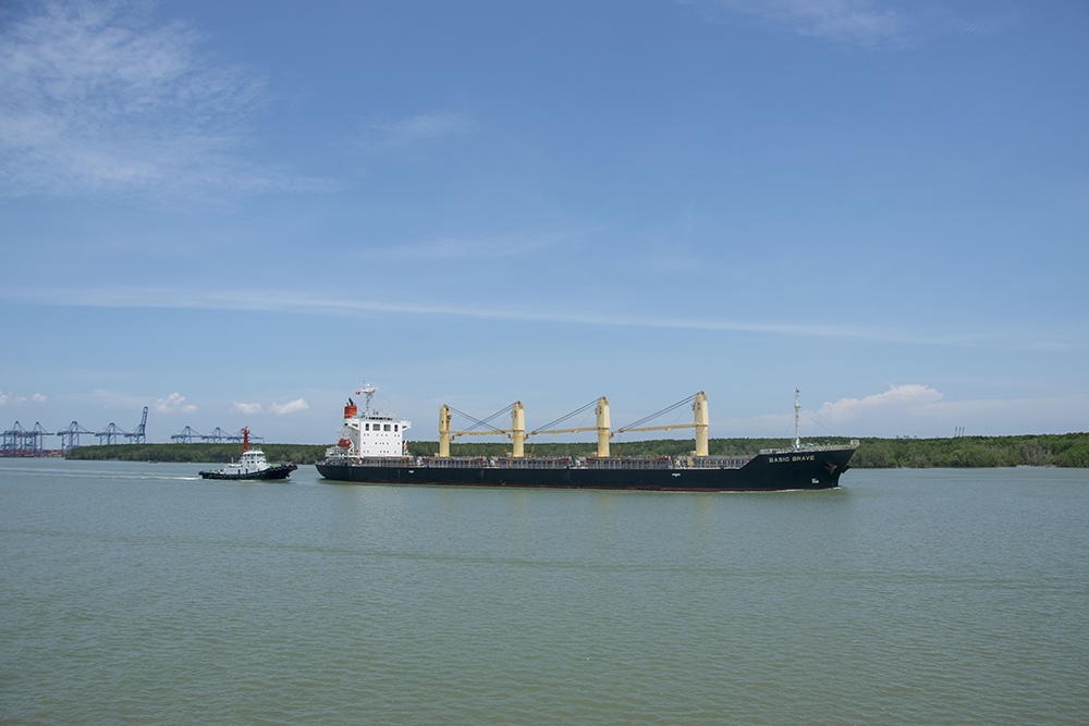 assisting M/V OOCL (369m length) berthing at TCIT port tugboat in vietnam