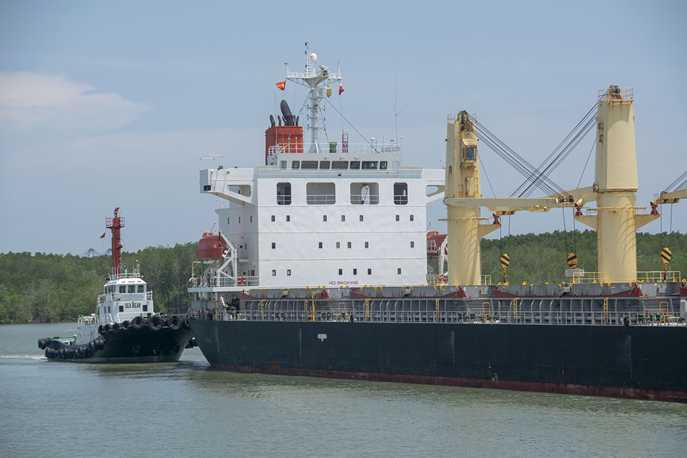 assisting M/V OOCL (369m length) berthing at TCIT port tugboat in vietnam