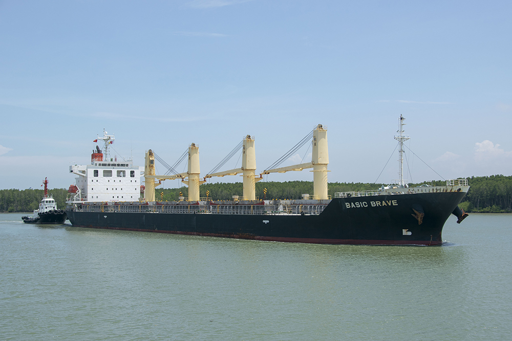assisting M/V OOCL (369m length) berthing at TCIT port tugboat in vietnam