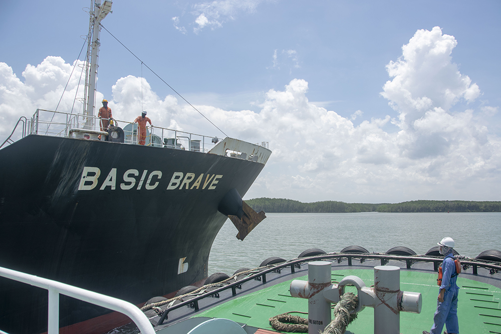 assisting M/V OOCL (369m length) berthing at TCIT port tugboat in vietnam
