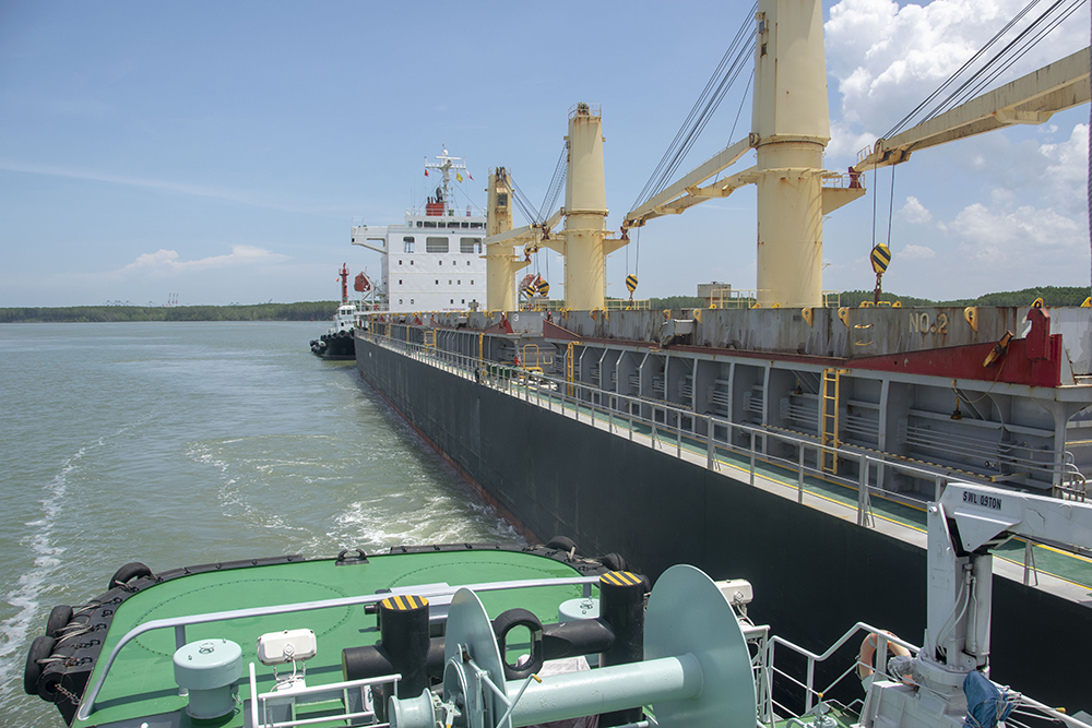 assisting M/V OOCL (369m length) berthing at TCIT port tugboat in vietnam