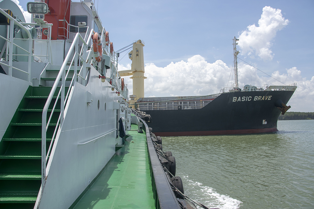 assisting M/V OOCL (369m length) berthing at TCIT port tugboat in vietnam