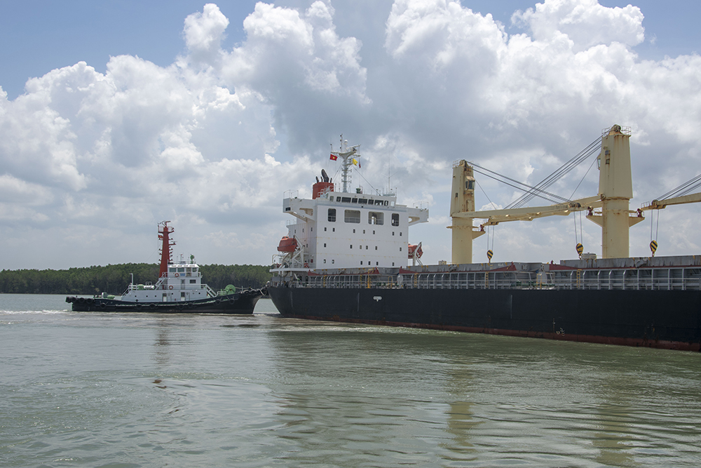 assisting M/V OOCL (369m length) berthing at TCIT port tugboat in vietnam