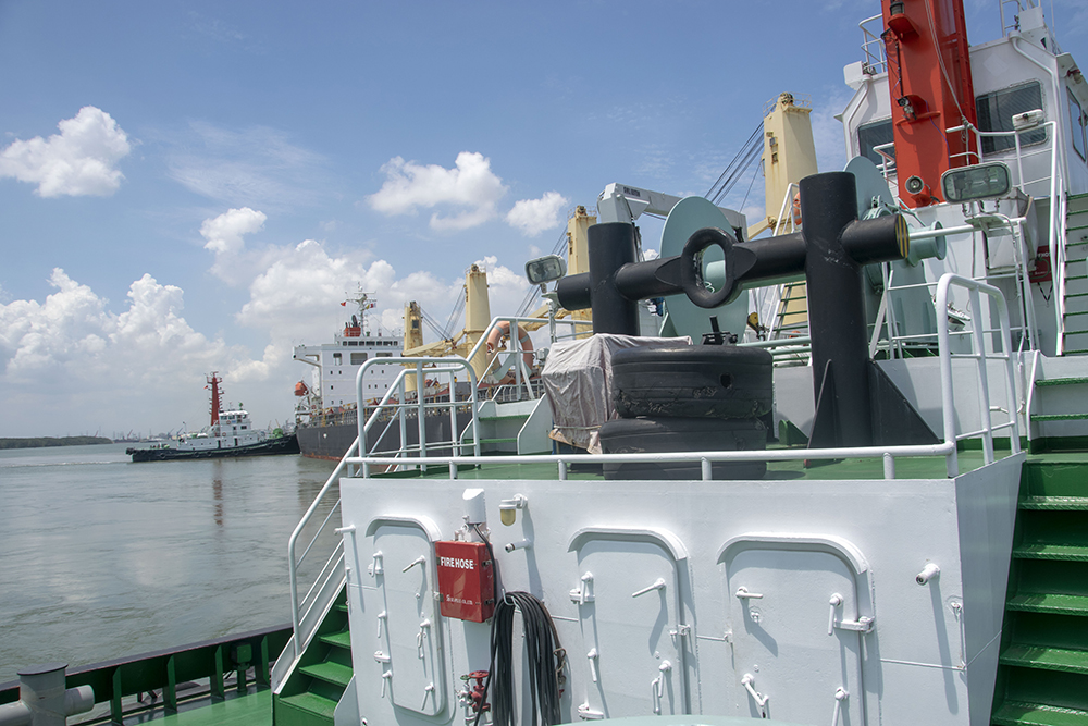 assisting M/V OOCL (369m length) berthing at TCIT port tugboat in vietnam