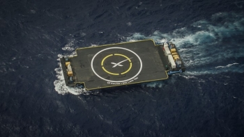 SpaceX Sticks a Rocket Landing at Sea in Historic First (Video)